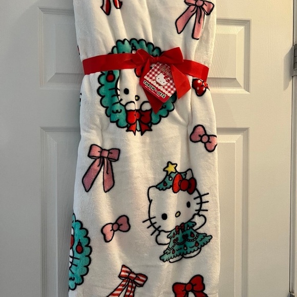 Hello Kitty Holiday Blanket - Picture 1 of 3